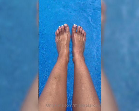 GingerAlesFeet aka Misstressroux OnlyFans - Toesday fun at the pool