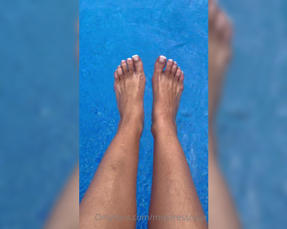 GingerAlesFeet aka Misstressroux OnlyFans - Toesday fun at the pool