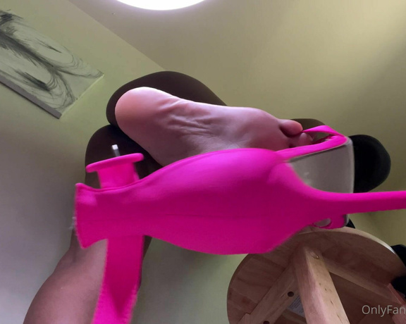 Pink Foxx aka Foxxpink OnlyFans - Some high heel dangling to expose my new pedicure & make those dicks hard since you love my black 2
