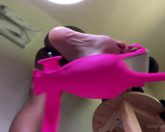 Pink Foxx aka Foxxpink OnlyFans - Some high heel dangling to expose my new pedicure & make those dicks hard since you love my black 2