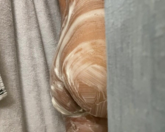 Pink Foxx aka Foxxpink OnlyFans - Who wants to wash me 1