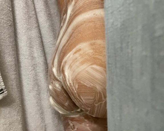 Pink Foxx aka Foxxpink OnlyFans - Who wants to wash me 1