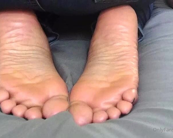 Pink Foxx aka Foxxpink OnlyFans - Feet Cam enjoying jerking your cock while you look at the soles of my black feet & hear in the backg