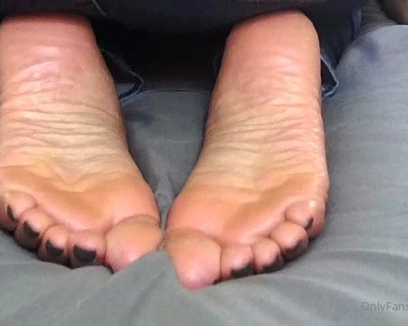 Pink Foxx aka Foxxpink OnlyFans - Feet Cam enjoying jerking your cock while you look at the soles of my black feet & hear in the backg