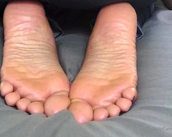 Pink Foxx aka Foxxpink OnlyFans - Feet Cam enjoying jerking your cock while you look at the soles of my black feet & hear in the backg