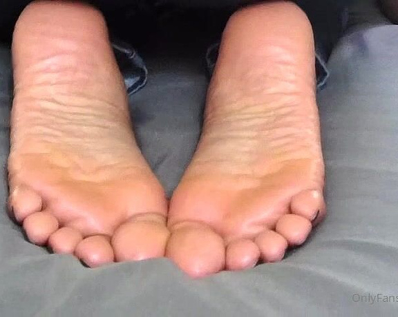 Pink Foxx aka Foxxpink OnlyFans - Feet Cam enjoying jerking your cock while you look at the soles of my black feet & hear in the backg
