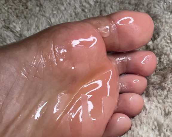 Pink Foxx aka Foxxpink OnlyFans - Part 1 of my oil feet for my feet lovers! More Feet Friday for you 1