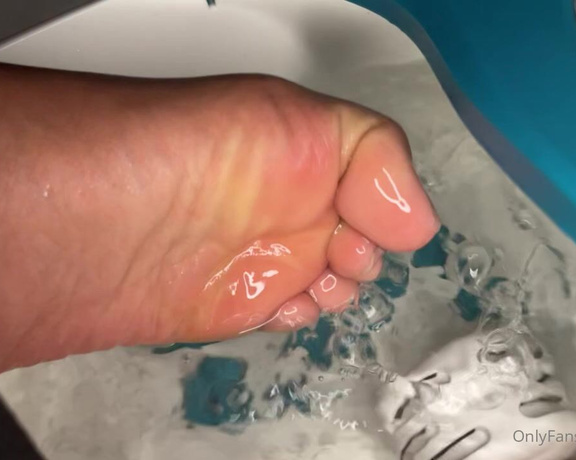 Pink Foxx aka Foxxpink OnlyFans - Feet Friday you get to see me soak my feet 1