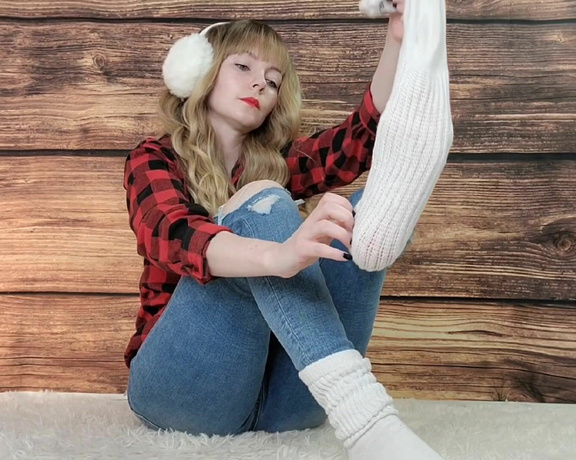 TheTinyFeetTreat aka Thetinyfeettreat OnlyFans - Oily Foot Massage  I strip out of my new favorite Uggs and socks and pamper my feet with a nice oil