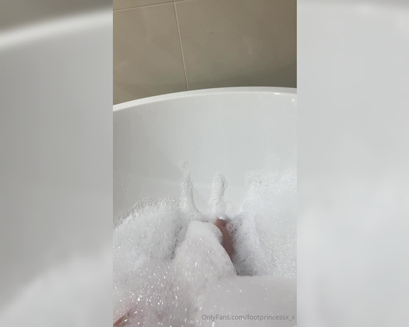 Ambs aka Footprincessx_x OnlyFans - Getting the feet nice and soaked