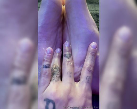 Bookiiie aka Lookmeupbookiiie OnlyFans - Feet fingering