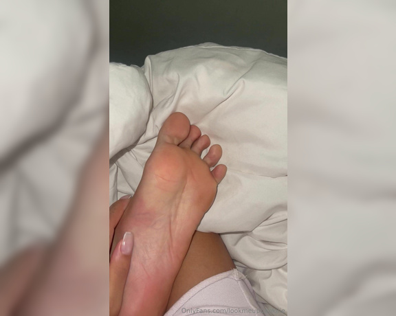 Bookiiie aka Lookmeupbookiiie OnlyFans - Morning feet