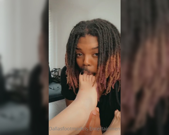 DallasFootModels aka Dallasfootmodelsent OnlyFans - @dfmexoticstudios sucking toes 2