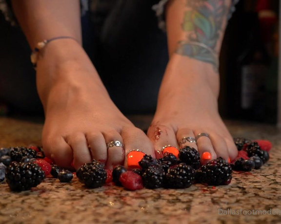 DallasFootModels aka Dallasfootmodelsent OnlyFans - Pinky say feet smashing berries @dfmexoticstudios