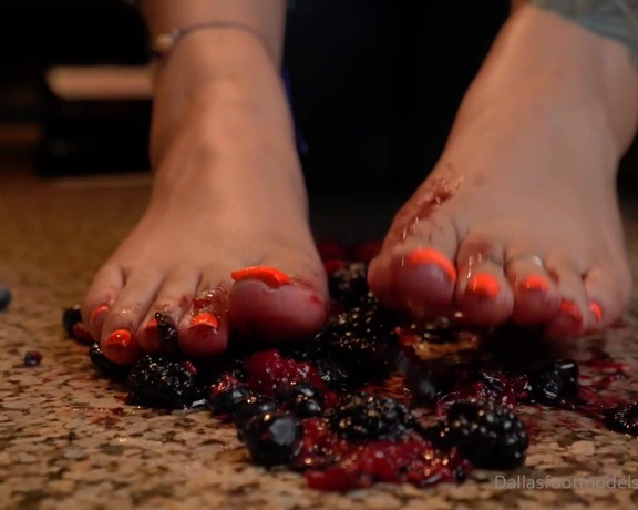 DallasFootModels aka Dallasfootmodelsent OnlyFans - Pinky say feet smashing berries @dfmexoticstudios