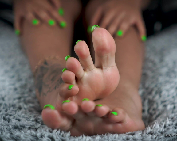 DallasFootModels aka Dallasfootmodelsent OnlyFans - Green tip toes n soles @chenalfeet