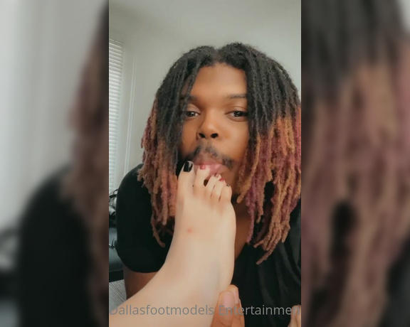 DallasFootModels aka Dallasfootmodelsent OnlyFans - @dfmexoticstudios sucking toes 1