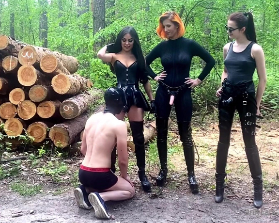 Dark Fairy aka Dark_fairy OnlyFans - Tripple Pegg ing in the forest! @evilwoman @lady perse @property evilwoman Great fun with my dear