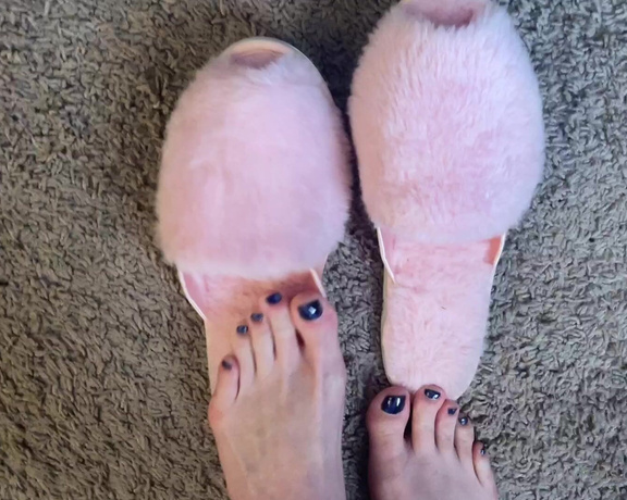 Kody Evans aka Kodyevans OnlyFans - Who loves house slippers Especially when the big toe just poked through #slippers #houseslippers