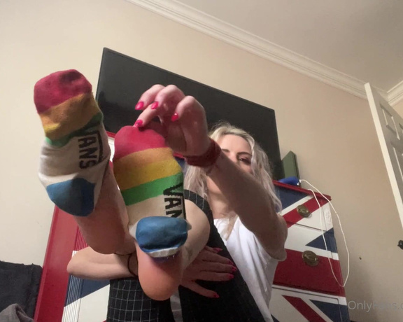 Kody Evans aka Kodyevans OnlyFans - Dirty sock removal and then bare soles to start your Friday off right #baresoles #dirtysocks