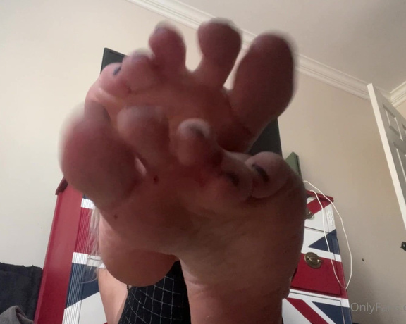 Kody Evans aka Kodyevans OnlyFans - Dirty sock removal and then bare soles to start your Friday off right #baresoles #dirtysocks