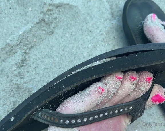 Kody Evans aka Kodyevans OnlyFans - Who loves rainbow flip flops and feet in the sand