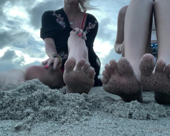 Kody Evans aka Kodyevans OnlyFans - Some feet fun with onlyfanscomlondonevans and let me say sand isn’t very good , why did I lick her