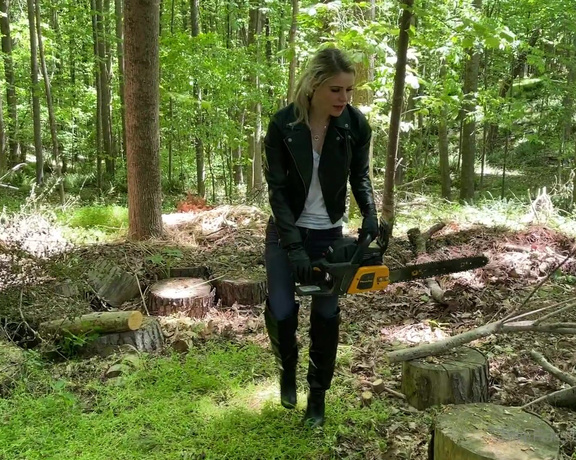 Kody Evans aka Kodyevans OnlyFans - A woman and a chainsaw , that’s something you don’t mess with