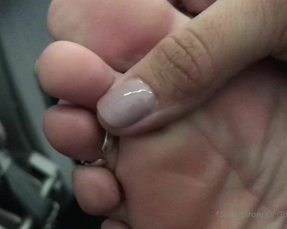 Lexi - Toe Rings and Tattoos aka Toeringsandtats OnlyFans - (24761074) Sooooo I barely made it in time to board my flight But, decided to make a video on the plane Strai