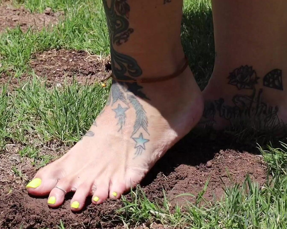 Lexi - Toe Rings and Tattoos aka Toeringsandtats OnlyFans - (423001313) Gooooood Morning Sunshines I’m not a huge fan of gettin my feet dirty… But thought I’d do someth