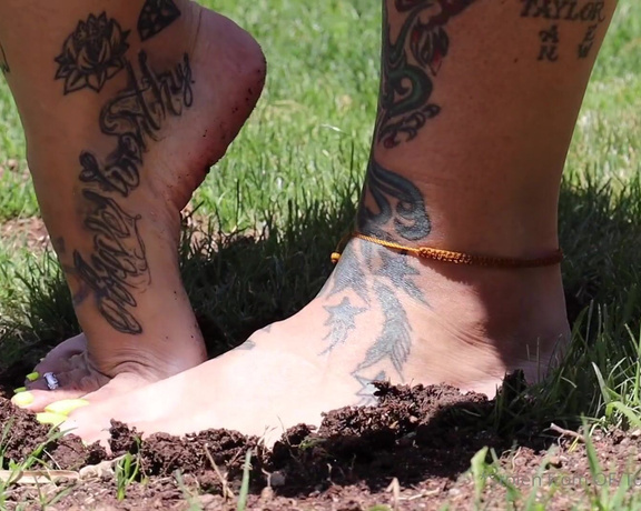 Lexi - Toe Rings and Tattoos aka Toeringsandtats OnlyFans - (423001313) Gooooood Morning Sunshines I’m not a huge fan of gettin my feet dirty… But thought I’d do someth