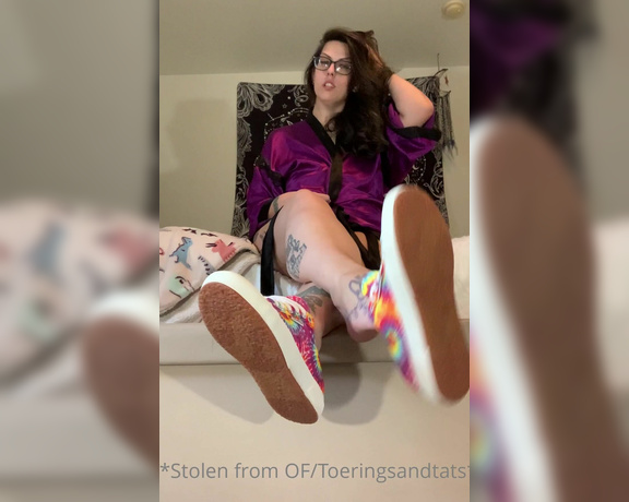 Lexi - Toe Rings and Tattoos aka Toeringsandtats OnlyFans - (99705605) I just wanna show off my sneakers and tease the fuck outta you with these dangle skills I