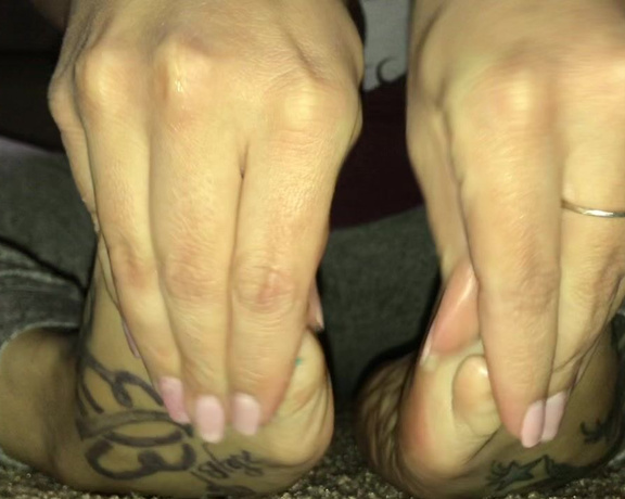 Lexi - Toe Rings and Tattoos aka Toeringsandtats OnlyFans - (12115264) Oiled Soles