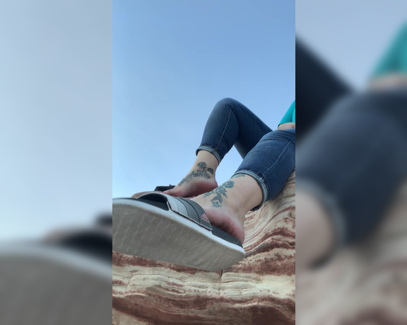 Lexi - Toe Rings and Tattoos aka Toeringsandtats OnlyFans - (13866459) Happy Wednesday honey pies Chillin up here while you watch me dangle my slides from down there