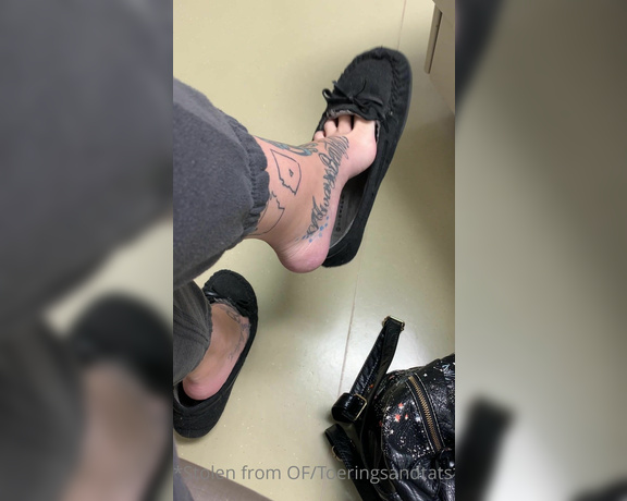 Lexi - Toe Rings and Tattoos aka Toeringsandtats OnlyFans - (104926840) Sitting in the doctors office waiting to find some stuff out since I’m sitting here waiting so