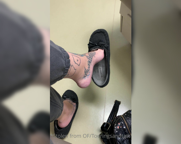 Lexi - Toe Rings and Tattoos aka Toeringsandtats OnlyFans - (104926840) Sitting in the doctors office waiting to find some stuff out since I’m sitting here waiting so