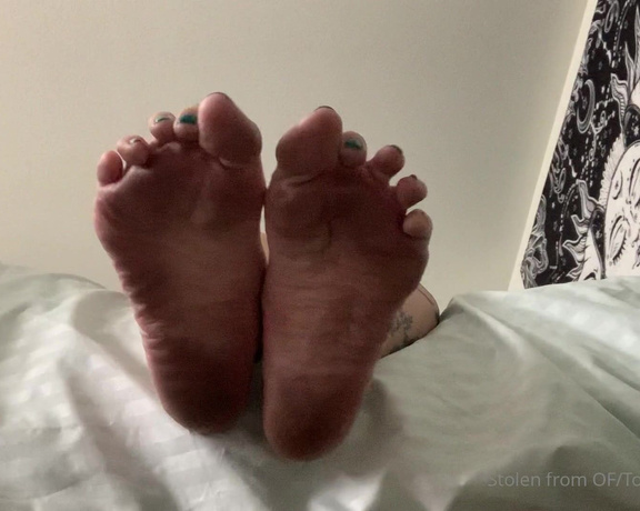 Lexi - Toe Rings and Tattoos aka Toeringsandtats OnlyFans - (120756153) Dirty feet aren’t my fave but every now and then they get a little filthy I’m sure one of you