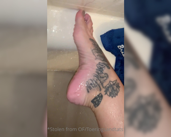 Lexi - Toe Rings and Tattoos aka Toeringsandtats OnlyFans - (52994741) Shower time = wet wrinkles do y’all want more clips like this Just every day shots of my feet