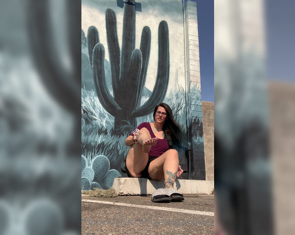 Lexi - Toe Rings and Tattoos aka Toeringsandtats OnlyFans - (48827387) Lol remember the shots I took infront of this mural and I said I had an interesting encounter with