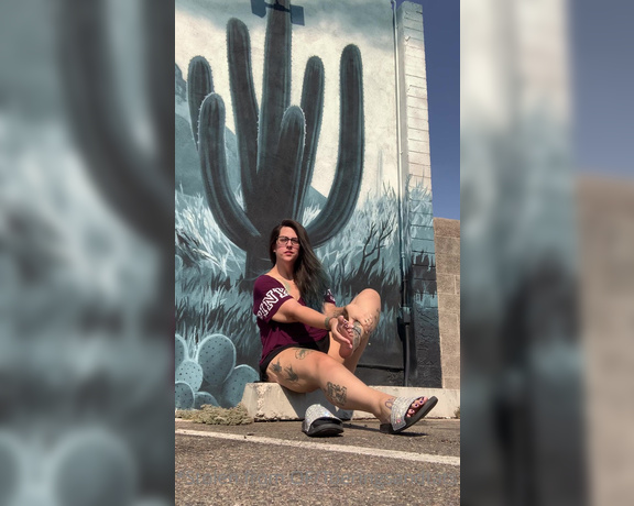 Lexi - Toe Rings and Tattoos aka Toeringsandtats OnlyFans - (48827387) Lol remember the shots I took infront of this mural and I said I had an interesting encounter with