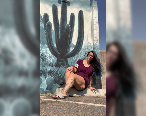 Lexi - Toe Rings and Tattoos aka Toeringsandtats OnlyFans - (48827387) Lol remember the shots I took infront of this mural and I said I had an interesting encounter with