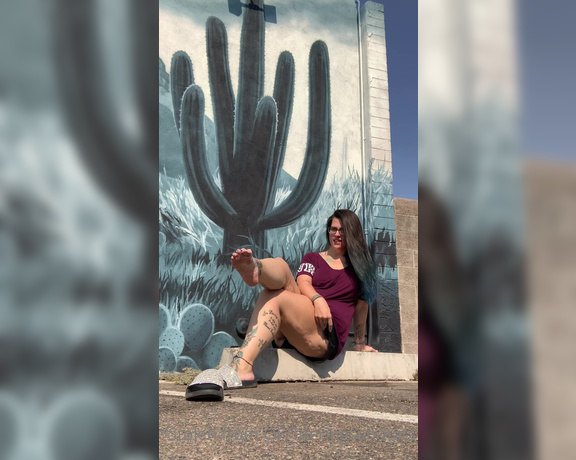 Lexi - Toe Rings and Tattoos aka Toeringsandtats OnlyFans - (48827387) Lol remember the shots I took infront of this mural and I said I had an interesting encounter with