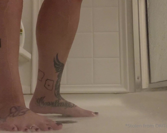 Lexi - Toe Rings and Tattoos aka Toeringsandtats OnlyFans - (89918434) Freaky Friday Have you ever wondered how good my wrinkles look in the shower Well, you’re welcom