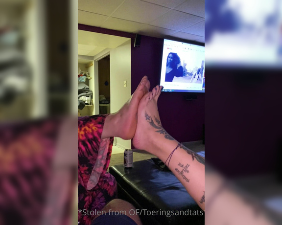 Lexi - Toe Rings and Tattoos aka Toeringsandtats OnlyFans - (61889312) Ever wonder how strong my feet & toes are Watch me and @shortlivedtyranny have a toe war