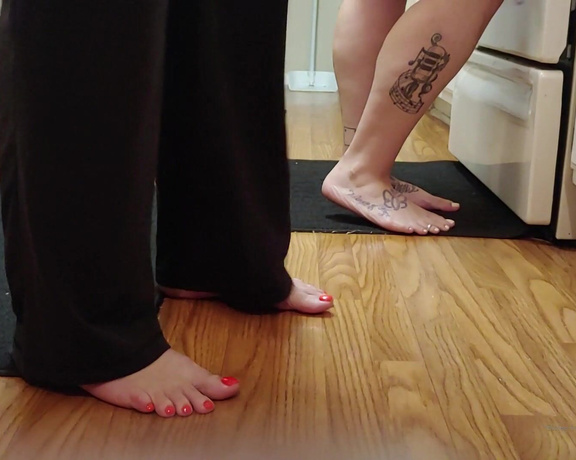 Lexi - Toe Rings and Tattoos aka Toeringsandtats OnlyFans - (37519806) Here’s a fun video of @phoenixstacy and I in the kitchen making homemade pizza while I was visiting