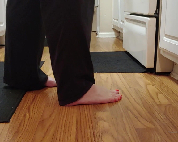 Lexi - Toe Rings and Tattoos aka Toeringsandtats OnlyFans - (37519806) Here’s a fun video of @phoenixstacy and I in the kitchen making homemade pizza while I was visiting