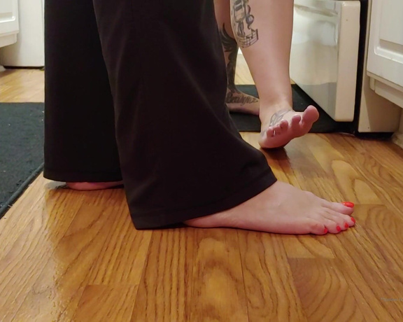 Lexi - Toe Rings and Tattoos aka Toeringsandtats OnlyFans - (37519806) Here’s a fun video of @phoenixstacy and I in the kitchen making homemade pizza while I was visiting