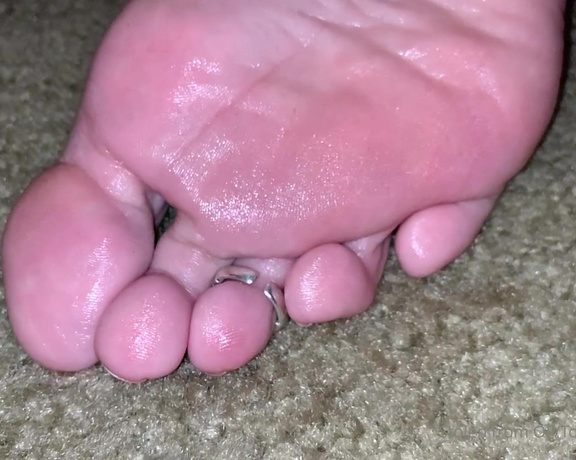 Lexi - Toe Rings and Tattoos aka Toeringsandtats OnlyFans - (44973160) Who doesn’t love a Slow Motion, oiled up, Wrinkled sole video these MFs were glistening be