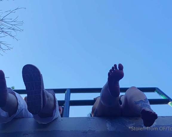 Lexi - Toe Rings and Tattoos aka Toeringsandtats OnlyFans - (43087267) How would you like to be down below watching this view of @phoenixstacy and I Be careful, you might