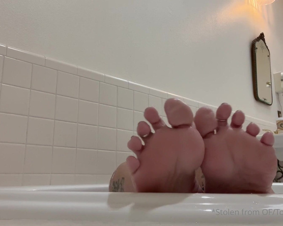 Lexi - Toe Rings and Tattoos aka Toeringsandtats OnlyFans - (493107286) Sexy sole Saturday and I thought I’d share this gem I took last week… Cuz my room had this sick ass
